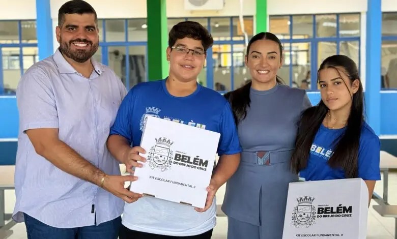 Prefeito de Belém do Brejo do Cruz, Leomar Maia, realiza entrega de Kits e Fardamento Escolar e dá exemplo com matrícula dos filhos na rede municipal